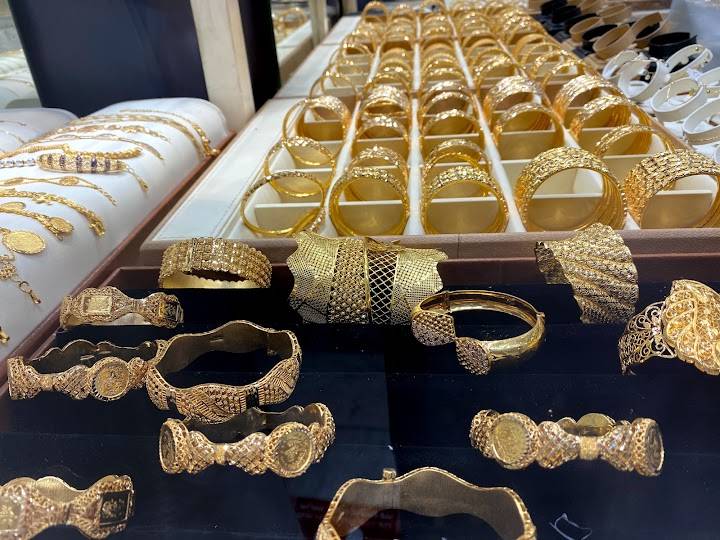 مؤسسة عقد الرياض لبيع وشراء الذهب والمجوهرات